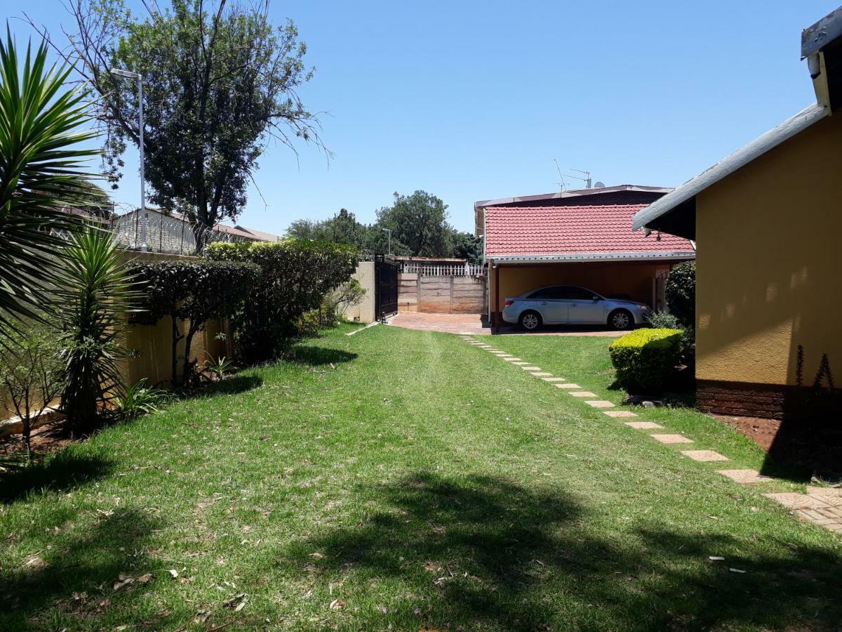 Peace & Lovely Bed And Breakfast Johannesburg Room photo